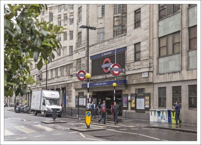 St. James's Park — станция лондонского метро в административном округе Вестминстер. Была открыта в 1868 году. Станция является ближайшей к Букингемскому дворцу.