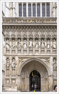 Вестминстерское аббатство - традиционное место коронации и захоронения монархов Великобритании.