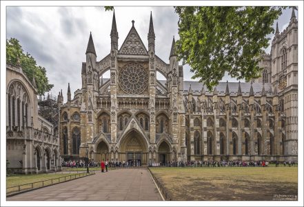 Главным входом в церковь считается Большая северная дверь, через неё посетители попадают в северный трансепт.