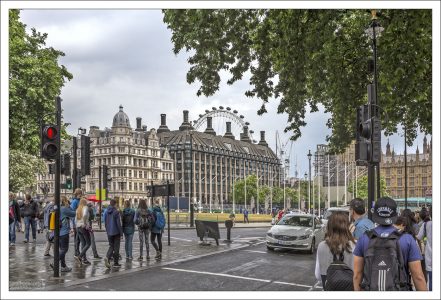 Колесо обозрения London Eye выглядывает из-за домов.