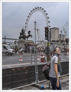 Ремонт на Вестминстерском мосту и колесо обозрения London Eye на противоположном берегу Темзы.