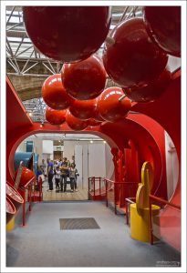 Гигантские эритроциты на выставке, посвященной биологии человека.