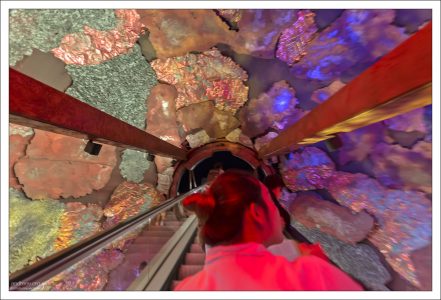 Эскалатор в Красную зону Музея естествознания, с выставками, посвященными внутреннему устройству Земли.