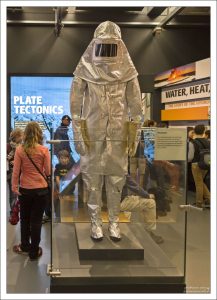 Костюм вулканолога. Он предохраняет не только от прямых ожогов, т.к. алюминиевая защита не позволяет костюму возгораться, но и дает возможность находиться в непосредственном контакте с веществом с температурой до 1200ºС в течение 5 минут. Вес костюма около 12 кг.