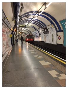 Лондонское метро aka “The Tube”. Открыто 10 января 1863 года.