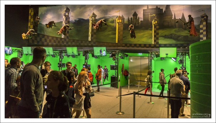 На студии у посетителей есть возможность принять участие в съемках на фоне «зеленого экрана», и полетать на метле над Лондоном, как это делали актеры во время съемок.