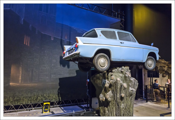 Машина мистера Уизли, застрявшая на Гремучей Иве.