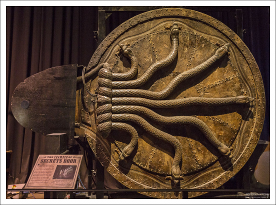 Дверь «Тайной комнаты», которую часто принимают за визуальный эффект, на самом деле является полностью функциональной дверью, созданной командой по спецэффектам на основе эскизов, предоставленных художественным отделом.