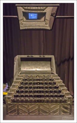 Волшебный сундук Аластора Грюма aka «Грозный глаз» (англ. Moody’s Trunk). На сундук, состоящий из семи отделений, наложено заклинание незримого расширения. В нижнем отсеке, некоем подобии подземелья глубиной в 3 метра, Грозный глаз (по профессии – мракоборец) держал пойманных Пожирателей смерти, да и сам там успел посидеть под заклятием «империус».