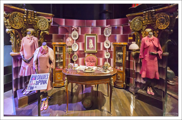 К кабинету Долорес Амбридж – помощника Министра Магии, подходит описание «все оттенки розового».