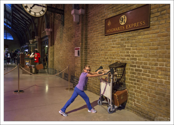 Саша собралась в Хогвартс :)