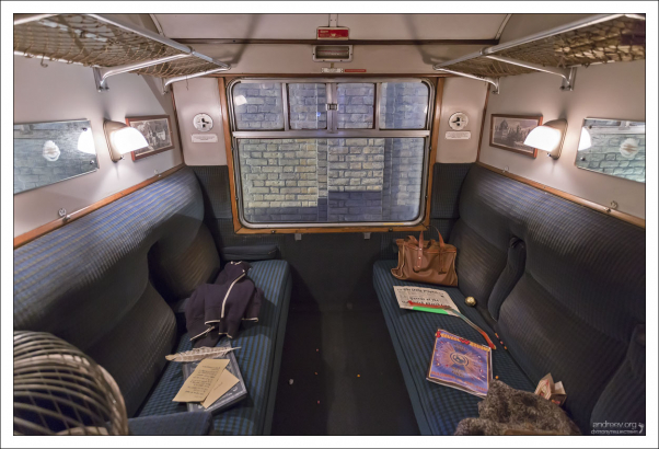 Поезд представлен не просто как декорация, по его вагонам можно пройтись.