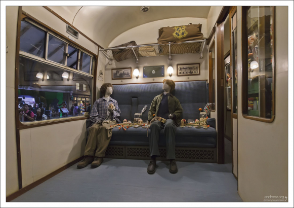 "Гарри" и "Рон" в вагоне Хогвартс-экспресса.