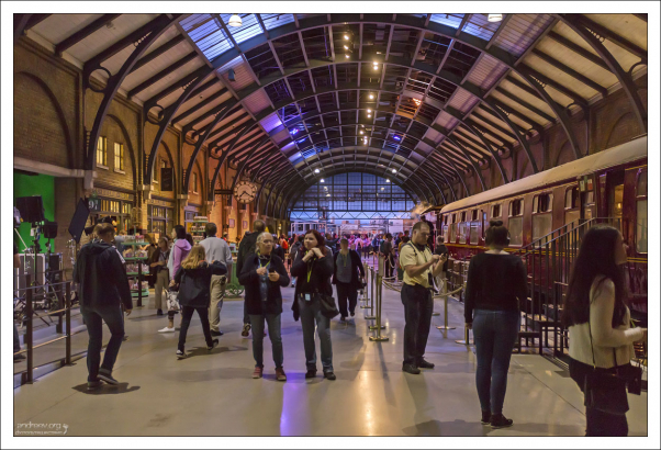 Большинство сцен, происходящих на платформе 9¾, были фактически сняты на месте на станции «Кингс Кросс» в Лондоне, однако часть станции была воссоздана здесь на студии.