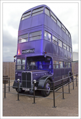 Knight Bus – заколдованный трёхэтажный автобус «для ведьм и волшебников, попавших в трудное положение». Он доставит вас в любую точку мира, находящуюся не под водой. Скорость автобуса — приблизительно 7000 км/ч (не опечатка).