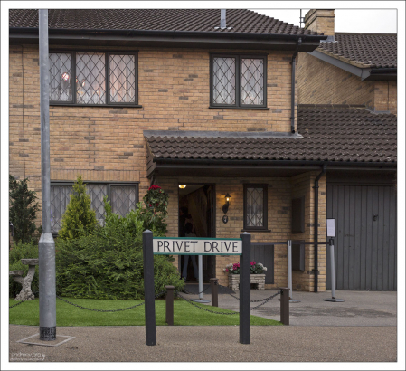 Самая знаменитая улица поттерианы, это, конечно же Privet drive. Тисовая улица, дом 4 – место обитания семейства Дурслей, где воспитывался Гарри Поттер до 11 лет.