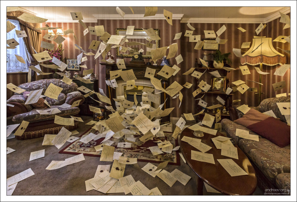 Одна из самых впечатляющих сцен фильма - гостиная, заполненная сотнями писем, вылетающими из камина.