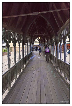 Судя по внешнему виду моста, он был построен не совсем ровно. Возможно, это была не ошибка, а задумка строителей. В конце киносаги был эффектно взорван во время Битвы за Хогвартс.