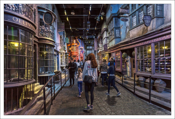 Косой Переулок (англ. Diagon Alley, дословно Косая Аллея).