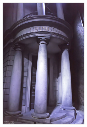 В Косом переулке находится также английское отделение магического банка «Гринготтс».