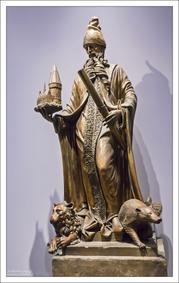 Статуя Архитектора Хогвартса. В книгах такого персонажа нет, а в кино статуя появляется в Вестибюле замка.