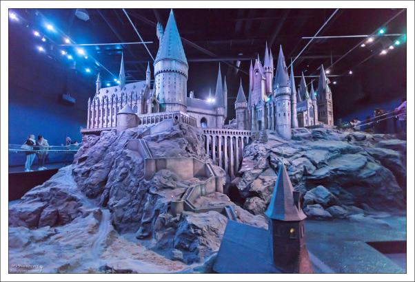 В созданном для самого первого фильма – «Гарри Поттер и Философский камень» – замке, каждый внутренний двор, каждая башня и турель модели были сняты и дополнены цифровыми эффектами для придания реалистичной картинки.