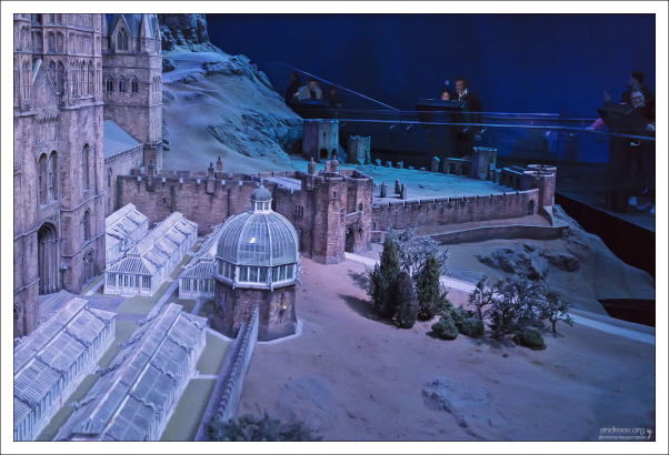 Команда из 86 художников изобразила миниатюрные версии внутренних двориков из настоящих замков Alnwick Castle и Durham Cathedral, где снимались первые сцены фильма.