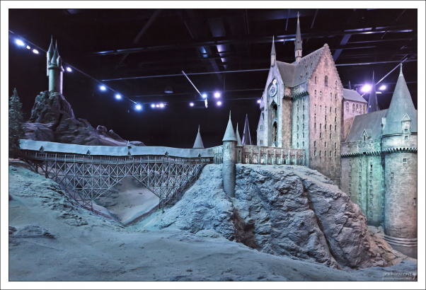 Художники также использовали настоящий гравий для конструирования валунов, и настоящие растения для имитации деревьев, и озеленения.