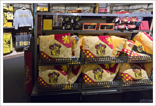 Сувениры с символикой факультета Гриффиндор.