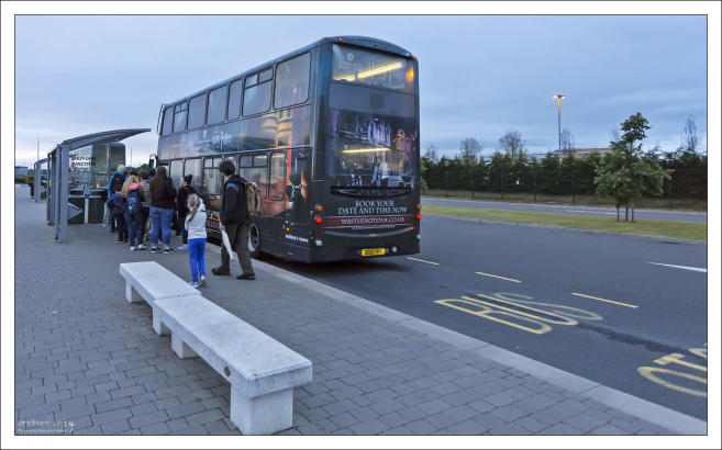 Довольные посетители разъезжаются со студии.