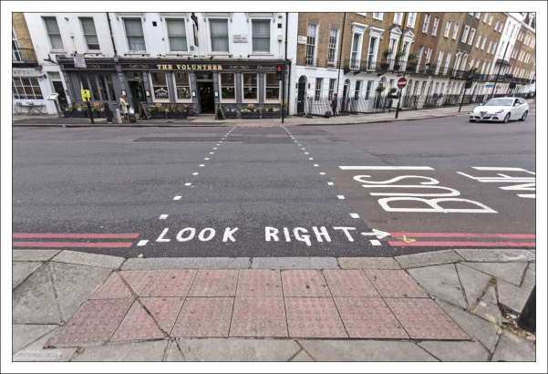 При переходе дороги в Лондоне первым делом посмотрите направо.