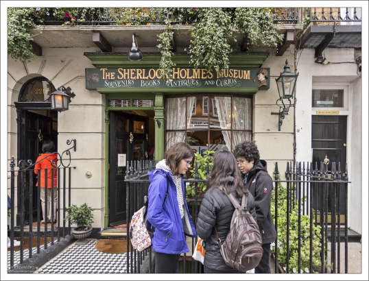 Перед музеем Шерлока Холмса.