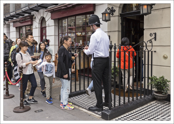 Небольшая очередь на входе в музей Шерлока Холмса.