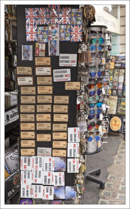 Уличный киоск по продаже сувениров.