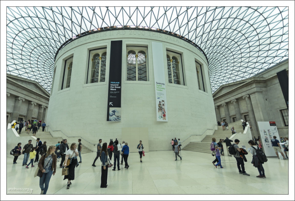 Дворик Британского музея, перекрытый сетчатой оболочкой Н. Фостера.