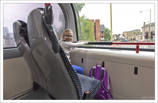 Саша в двухэтажном автобусе в городе Уотфорд.