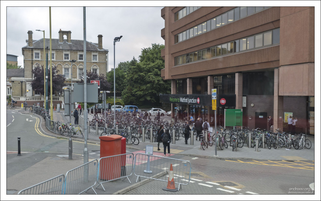 Огромное количество велосипедов перед железнодорожной станцией Уотфорд.