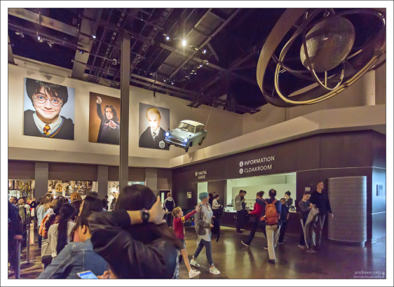 Студию посещает примерно 6 тысяч человек в день.