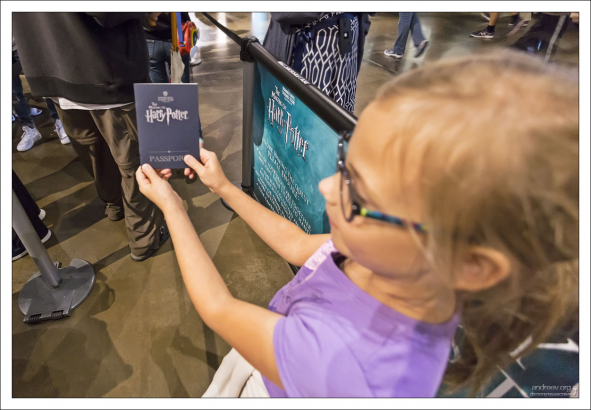 На входе дети получают специальный паспорт, куда надо собирать штампы, выполнив определенные задания.