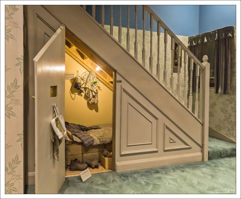 Чулан под лестницей в доме Дурслей, где Гарри жил первые годы.