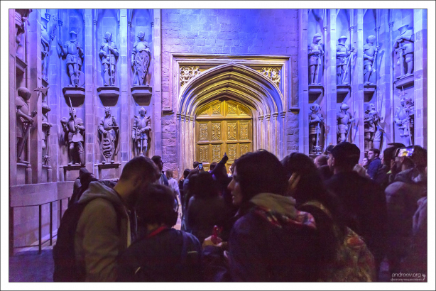 Дверь в замок Хогвартс.