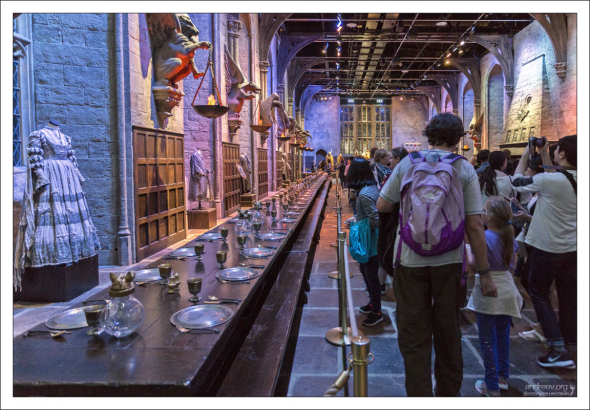 Большой зал Хогвартса (англ. Great Hall).