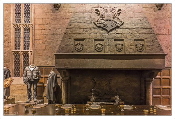 В кино в этом зале расположено четыре длинных стола, по количеству факультетов.