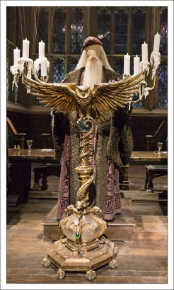 Альбус Дамблдор - директор школы чародейства и волшебства «Хогвартс», Верховный чародей Визенгамота.