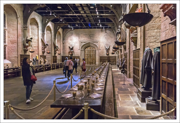 В Большом зале можно увидеть костюмы преподавателей, униформу студентов всех факультетов, два стола, накрытых к ужину, и множество разных деталей: камин, кафедра-сова, счетчик очков со стеклянными бусами, гербы, лампы-горгульи.