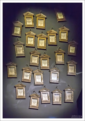 Стена, увешанная Декретами об образовании от Министерства Магии и Долорес Амбридж.