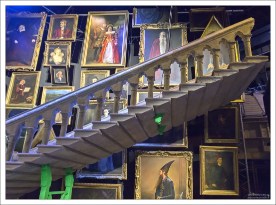 Лестницы Хогвартса – это весьма необычные лестницы, полные сюрпризов. Они соединяют различные этажи замка и могут перемещаться по собственному желанию.