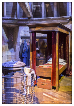 Кровать Гарри в замке Хогвартс.