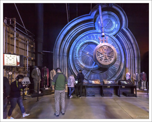 Огромный маятник перед входом в Часовую башню.