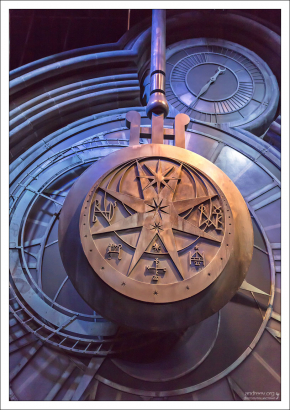 Детали маятника перед Часовой Башней.